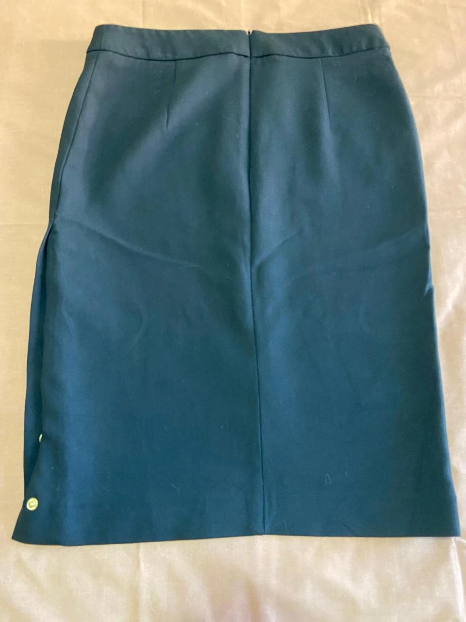 Falda de tubo negra con botones dorados y abertura lateral muy sexy. Zara Woman. – photo 7